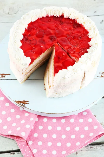 Strawberry cake on table close-up — Stock Photo, Image