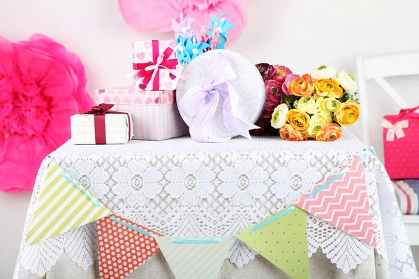 Birthday gifts on decorated table — Stock Photo, Image