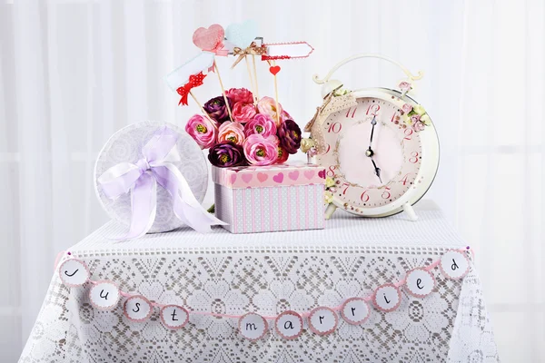 Mesa de boda para regalos y decoraciones, sobre fondo brillante —  Fotos de Stock