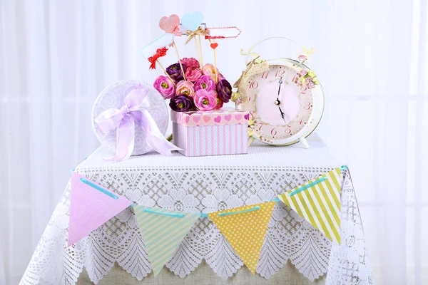 Bruiloft tafel voor geschenken en decoraties, op een heldere achtergrond — Stockfoto