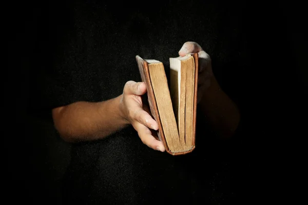 Mulher segurando livro muito velho — Fotografia de Stock