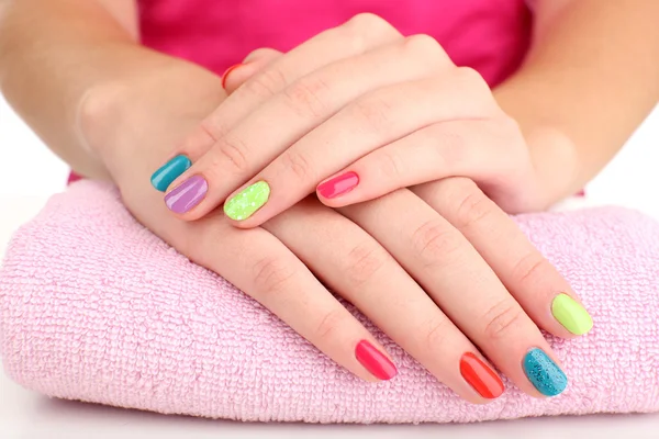 Vrouw handen met heldere manicure, close-up — Stockfoto
