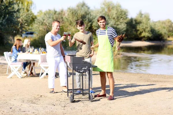 Vänner som har grillfest — Stockfoto