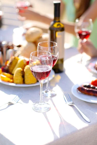 Amici che si godono il pasto al ristorante all'aperto, primo piano — Foto Stock