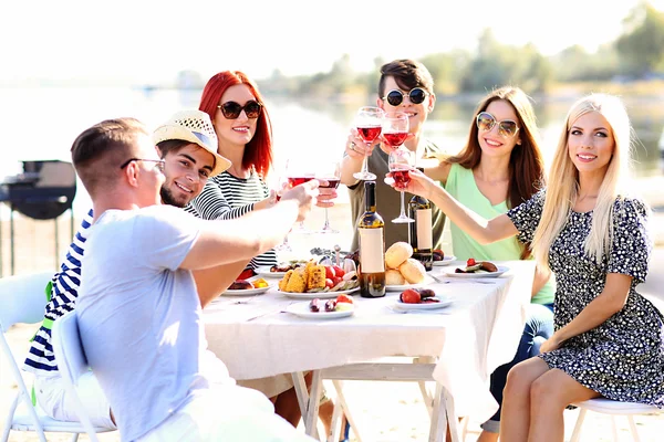 Happy vrienden op strand — Stockfoto