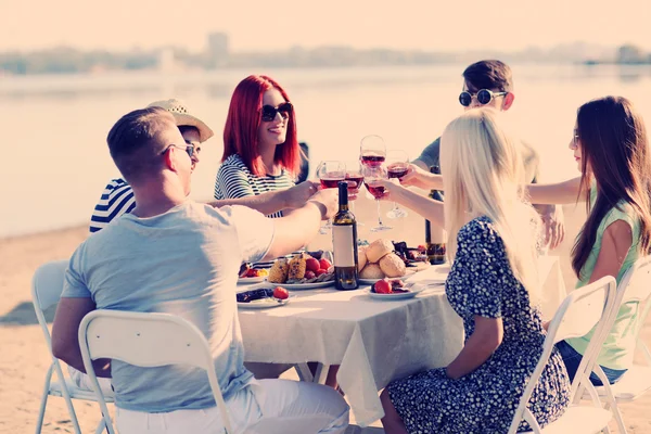 Happy vrienden op strand — Stockfoto