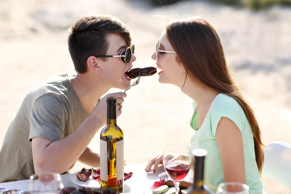 Happy couple eating — Stock Photo, Image