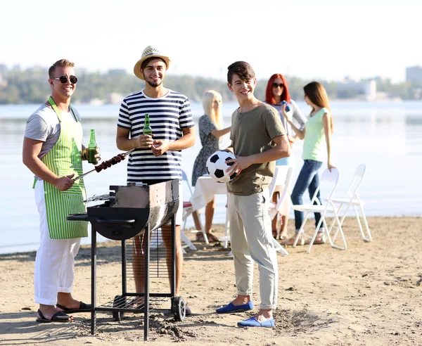 Vrienden hebben barbecuefeest — Stockfoto