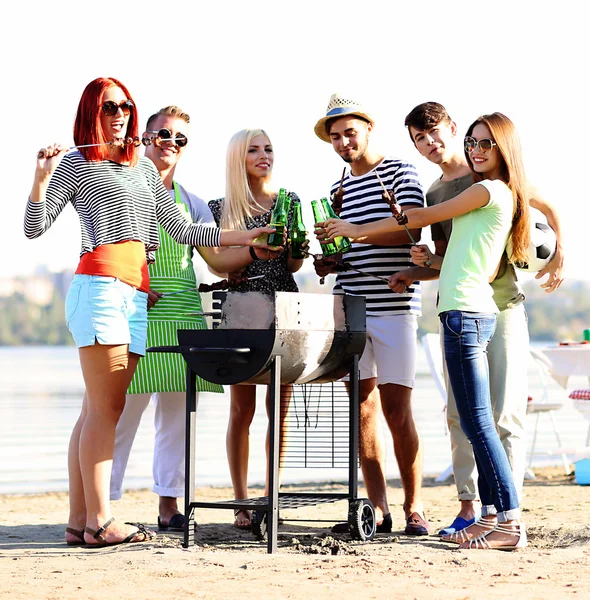 Happy vrienden op strand — Stockfoto