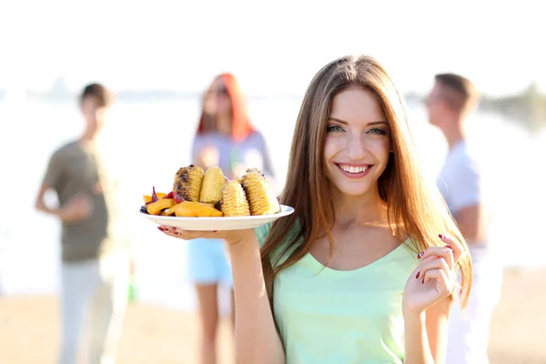 Mujer joven con verduras a la parrilla —  Fotos de Stock