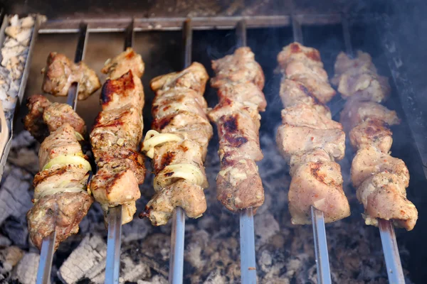 Cizallas y verduras en la parrilla de barbacoa, primer plano — Foto de Stock