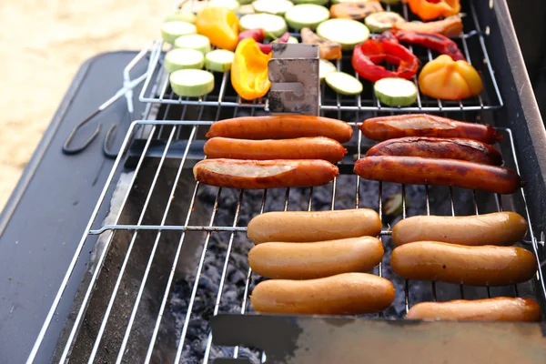 Pølser og grønnsaker på grill, nærbilde – stockfoto