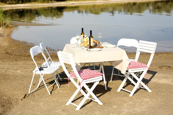 Tavolo con stoviglie in attesa di ospiti — Foto Stock