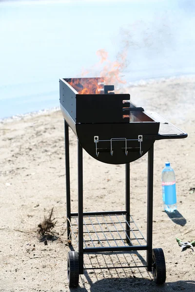 Barbecue grill on beach — Stock Photo, Image