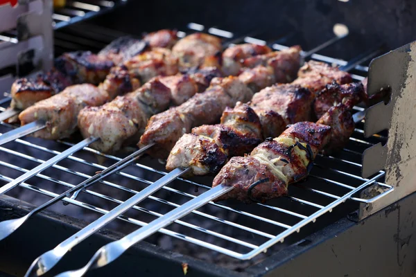 Chanclas en la parrilla de barbacoa, primer plano — Foto de Stock