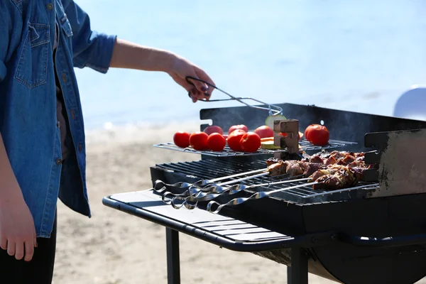 Spiesjes en groenten op barbecue — Stockfoto