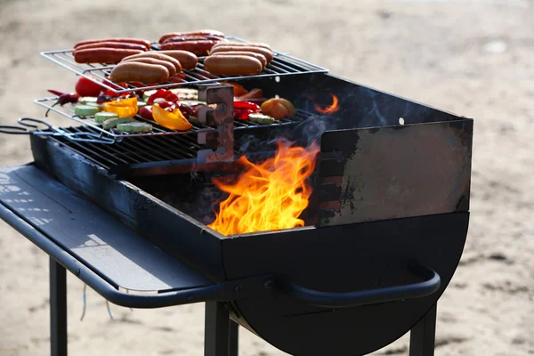 Sausages and vegetables on barbecue grill — Stock Photo, Image