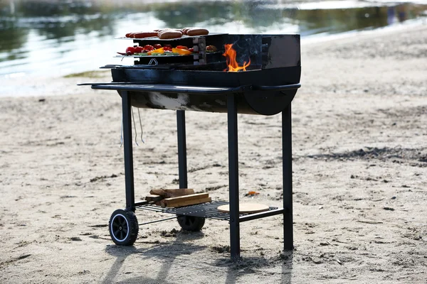 Korv och grönsaker på grillen — Stockfoto