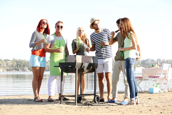 Vrienden hebben barbecuefeest — Stockfoto