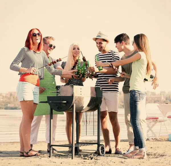 Happy friends at beach — Stock Photo, Image