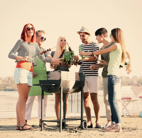 Happy vrienden op strand — Stockfoto