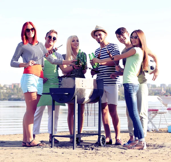 Happy vrienden op strand — Stockfoto