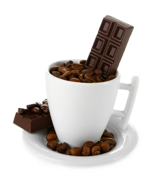 Kopp med kaffebönor och mörk choklad glasyr, isolerad på vit — Stockfoto