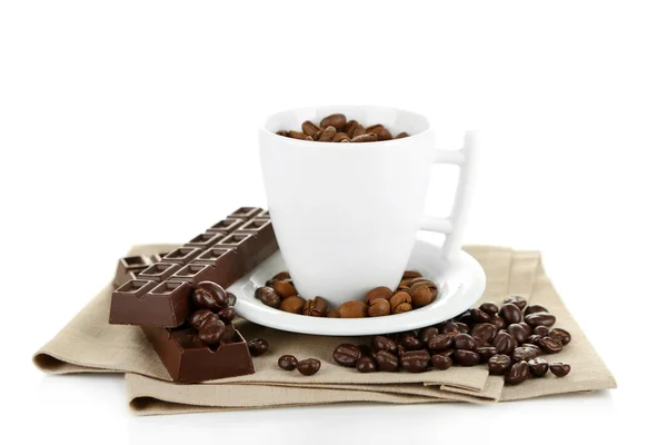 Cup met koffiebonen en donkere chocolade glazuur, geïsoleerd op wit — Stockfoto