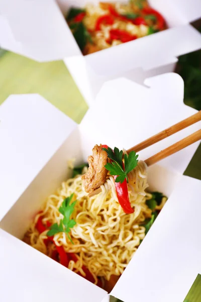 Chinese noodles and sticks in takeaway boxes closeup — Stock fotografie