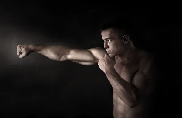 Boxer fighter på svart — Stockfoto