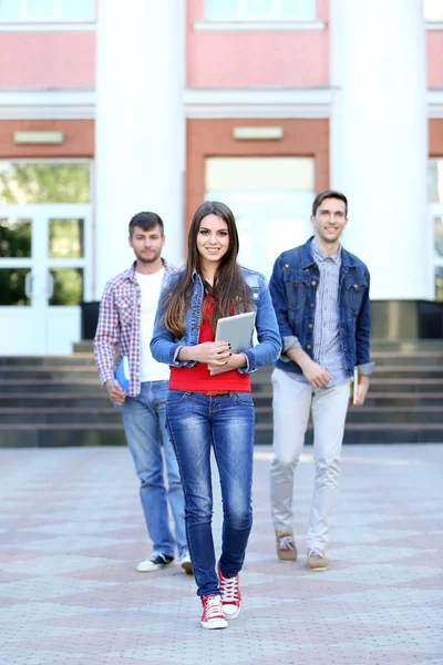 Estudantes perto da universidade — Fotografia de Stock