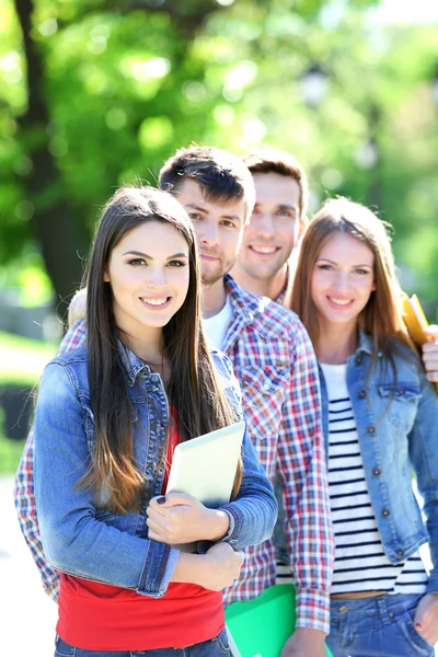 Glückliche Schüler im Park — Stockfoto