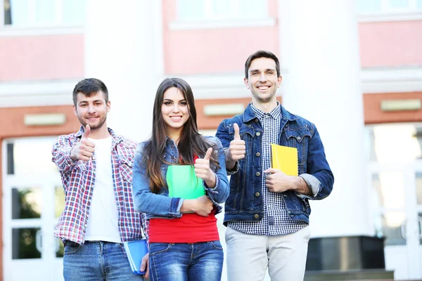 大学附近的学生 — 图库照片