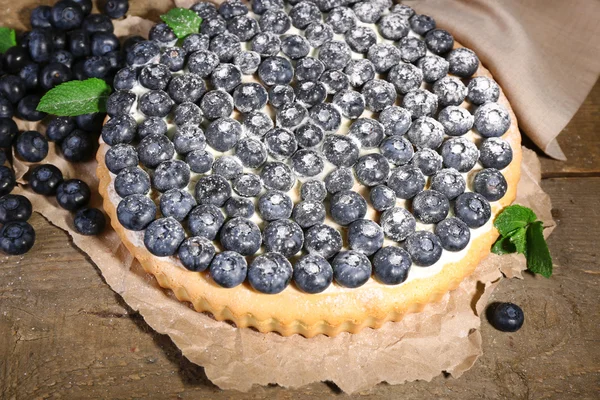 Sabroso pastel casero con arándanos en la mesa de madera — Foto de Stock