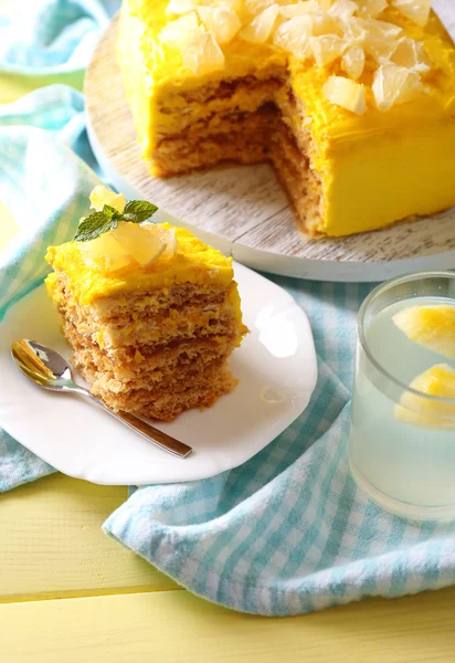 Välsmakande citron dessert på träbord — Stockfoto
