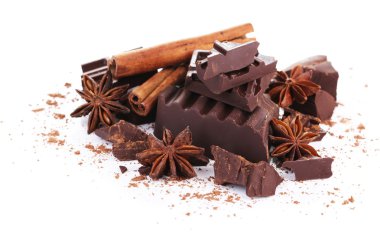 çikolata üzerinde beyaz izole baharatlar ile kırık