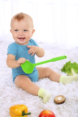 Meyve ve sebze halı odasında şirin bebek çocuk