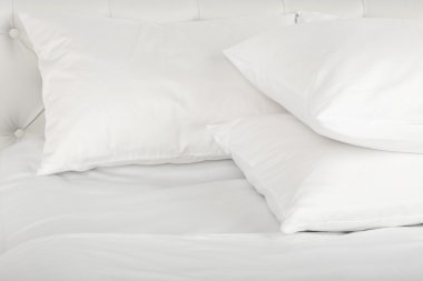 Yatakta beyaz yastıklar