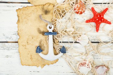 Deniz kabuklarını masada dekor