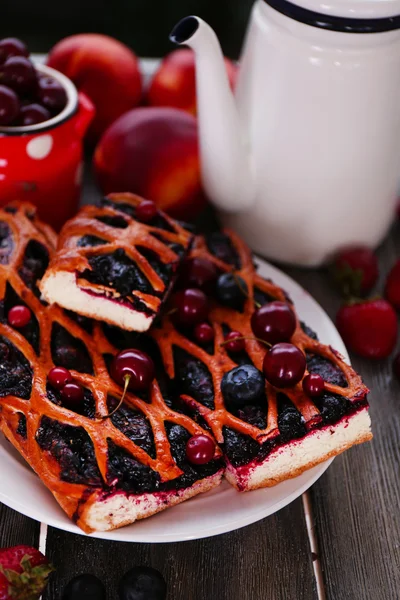 Zoete berry taart met bessen op houten tafel close-up — Stockfoto