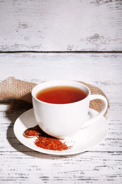 Secangkir teh rooibos lezat, di atas meja kayu putih tua — Stok Foto