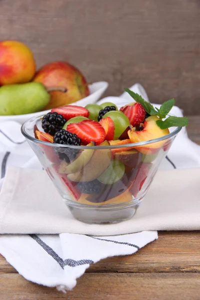 Ensalada de frutas frescas y sabrosas en la mesa de madera —  Fotos de Stock