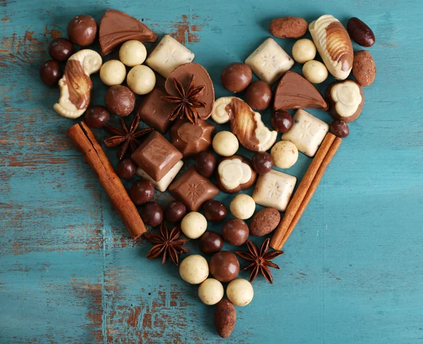 Diferentes tipos de chocolates en primer plano de mesa de madera —  Fotos de Stock