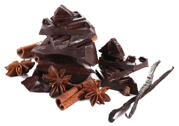 Barra de chocolate rachado com especiarias isoladas em branco — Fotografia de Stock