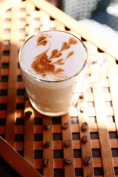 Tasse Kaffee mit süßer Zeichnung im Café — Stockfoto
