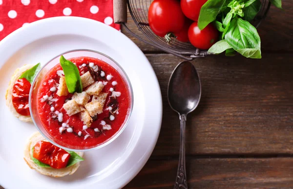 Sopa de gaspacho em tigela de vidro, na cor de fundo de madeira — Fotografia de Stock