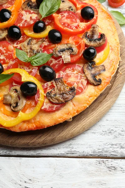 Läcker pizza serveras — Stockfoto