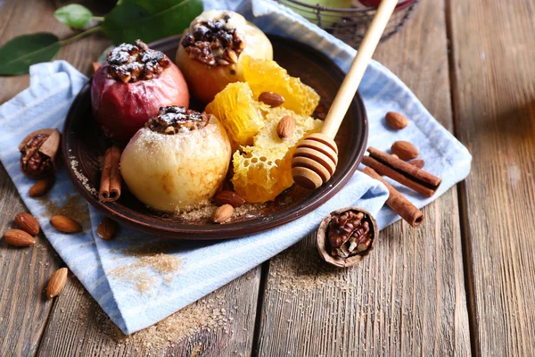 Manzanas al horno en el plato en la mesa de cerca —  Fotos de Stock