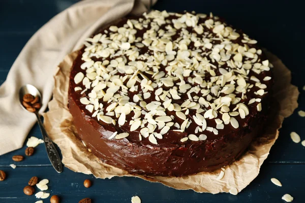 Ahşap masa üstünde badem lezzetli çikolatalı kek — Stok fotoğraf