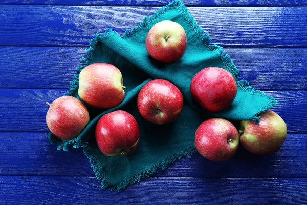 Manzanas jugosas sobre mesa de madera, primer plano —  Fotos de Stock